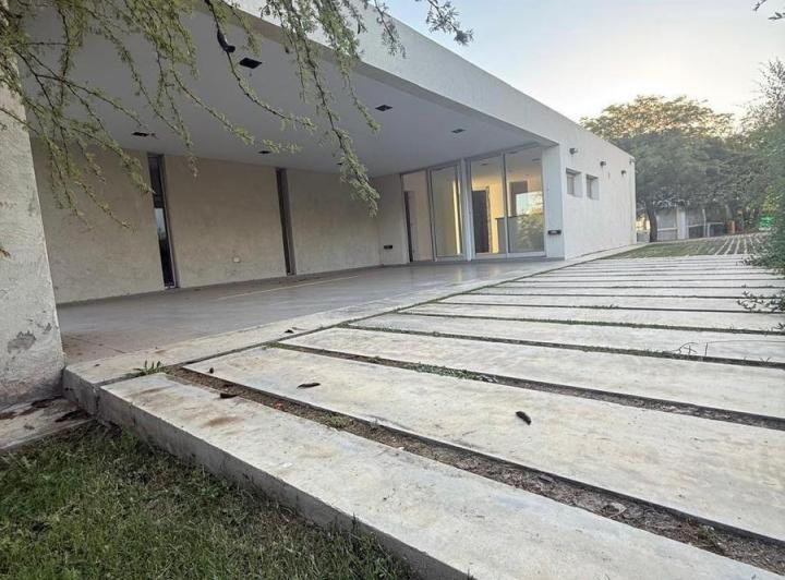 Casa · 220m² · 5 Ambientes · 2 Cocheras