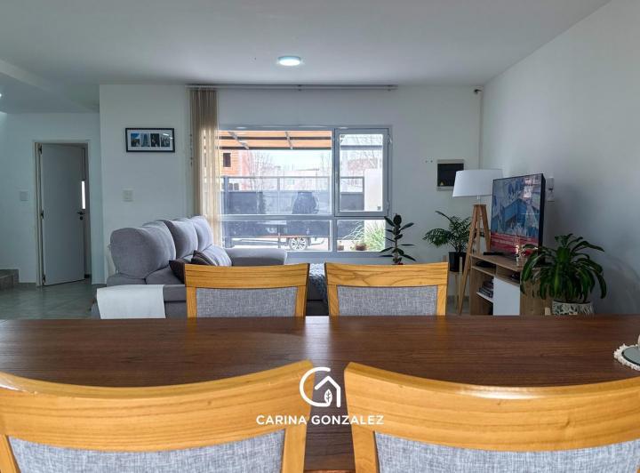 Casa · 130m² · 4 Ambientes · 2 Cocheras