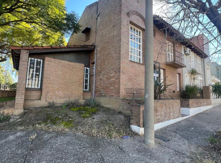Casa · 156m² · 8 Ambientes · 2 Cocheras