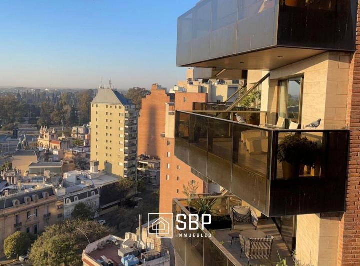 Departamento · 196m² · 8 Ambientes · 1 Cochera