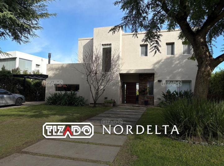 Casa · 217m² · 5 Ambientes · 1 Cochera