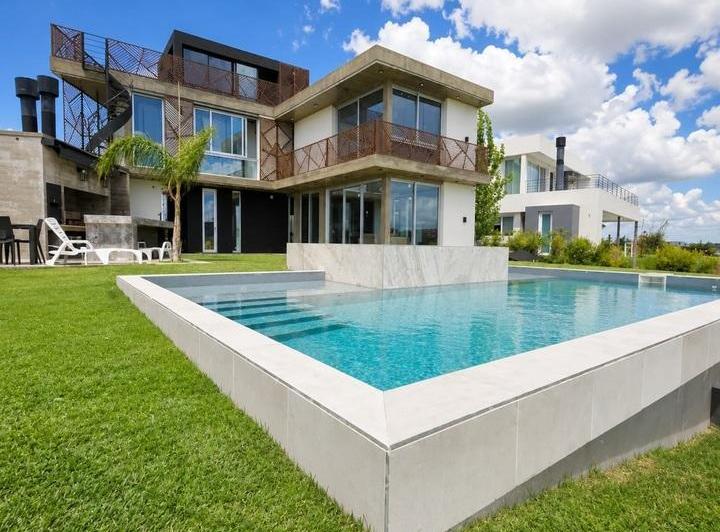 Casa · 240m² · 6 Ambientes · 2 Cocheras