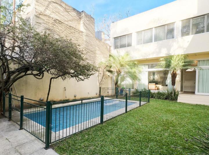 Casa · 300m² · 5 Dormitorios · 2 Cocheras