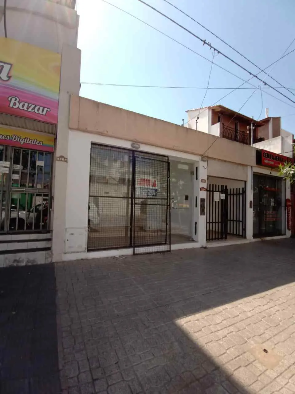 Local Comercial. Sobre Cornelio Saavedra.