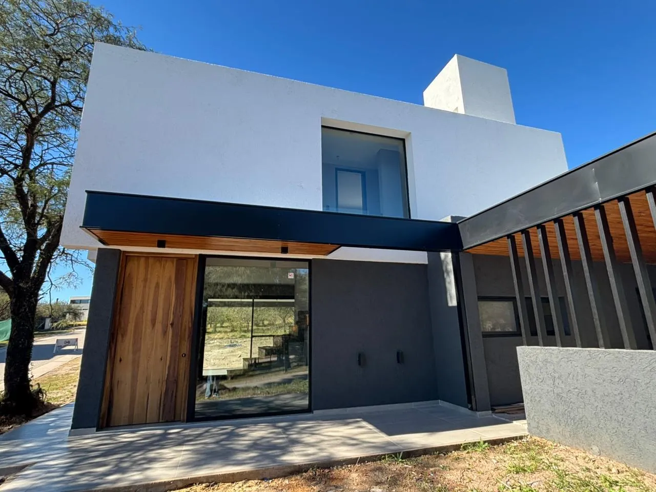 ¡Venta! Impresionante Casa en Maitenes de la Deseada - 3 dormitorios - ppal en planta baja ¡Con Escritura!