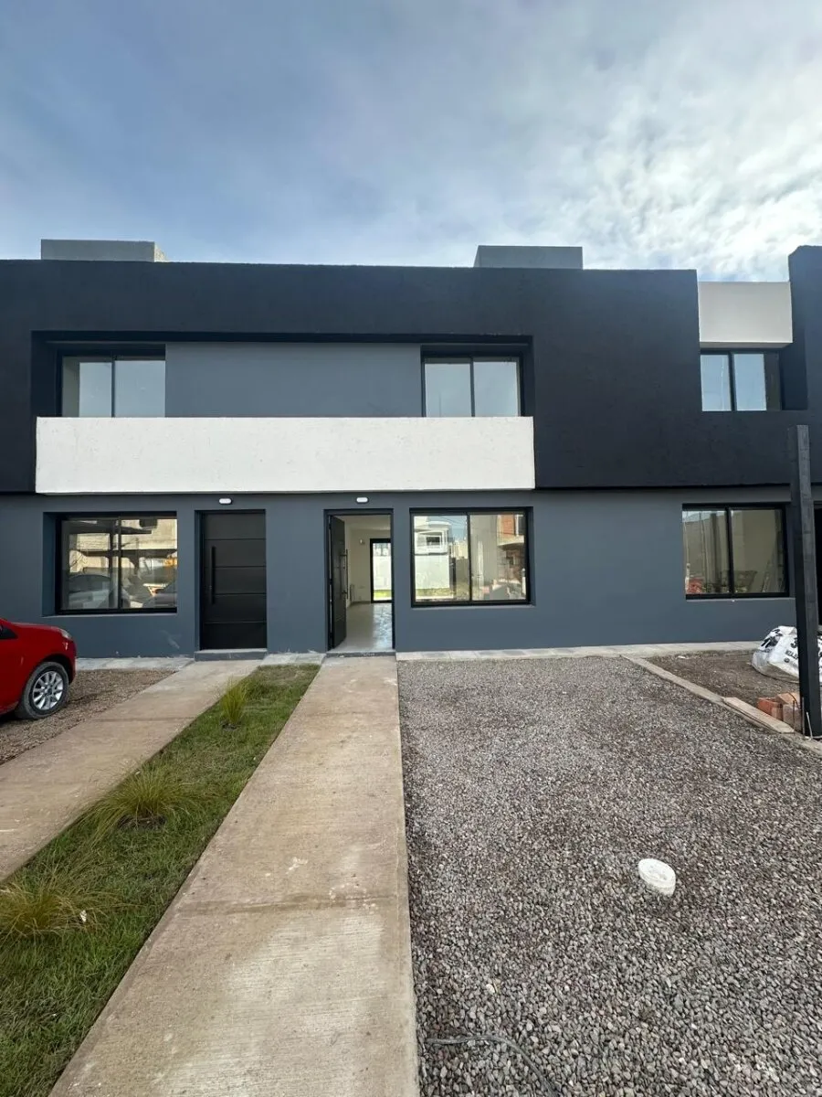 Duplex de 2 dormitorios con cochera y galería con asador. Mza 41 Lote 20. Docta...