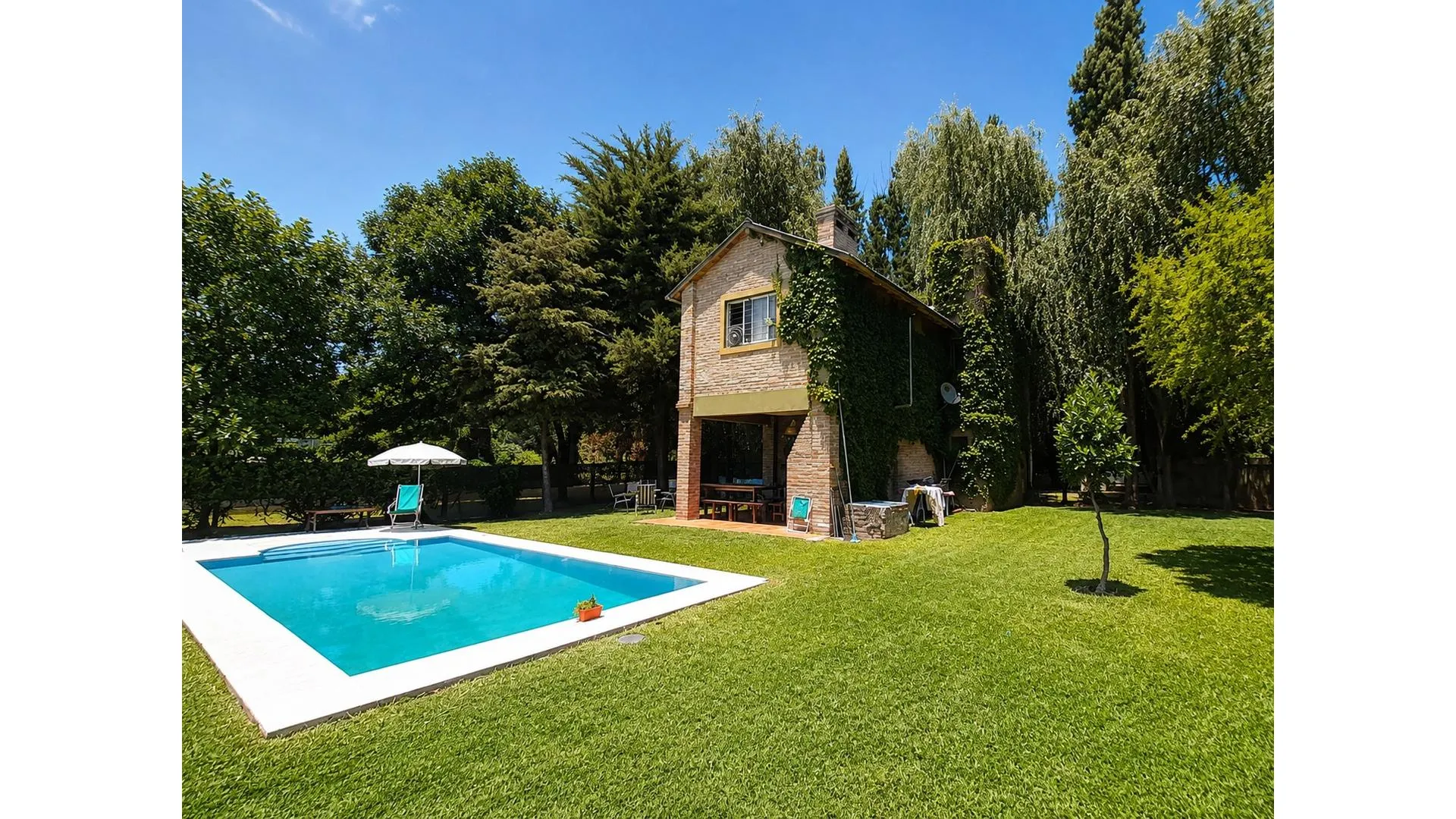 OPORTUNIDAD EN FUNES – CASA CON PILETA + LOTE AMPLIO