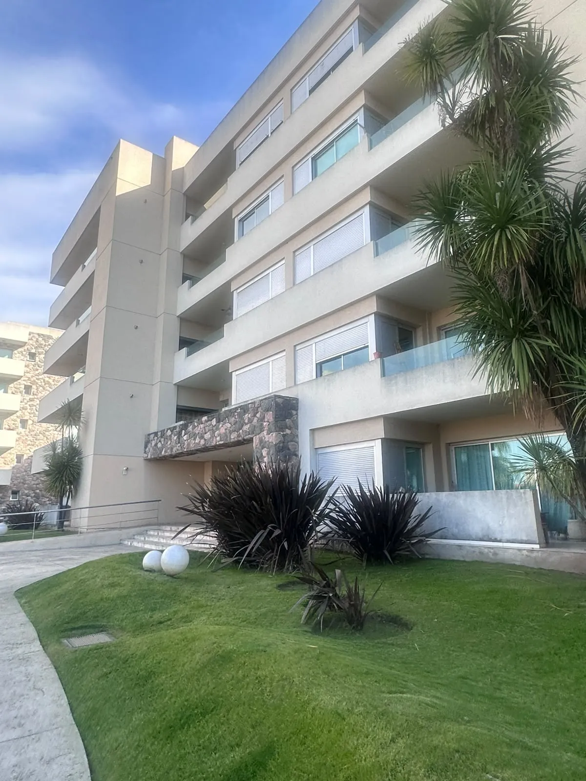 ALQUILO DEPTO. 2 DORM. B° CHATEAU CARRERAS - COMPLEJO CERRADO