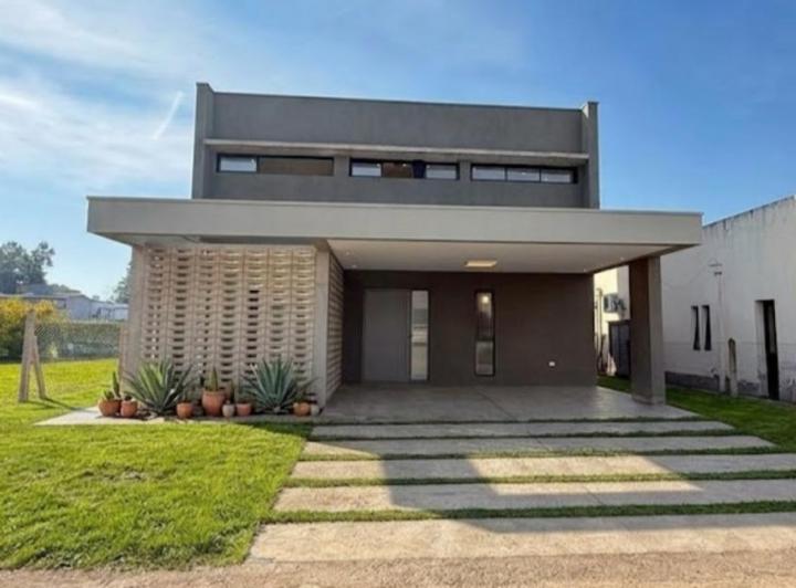 Casa · 128m² · 4 Ambientes · 2 Cocheras