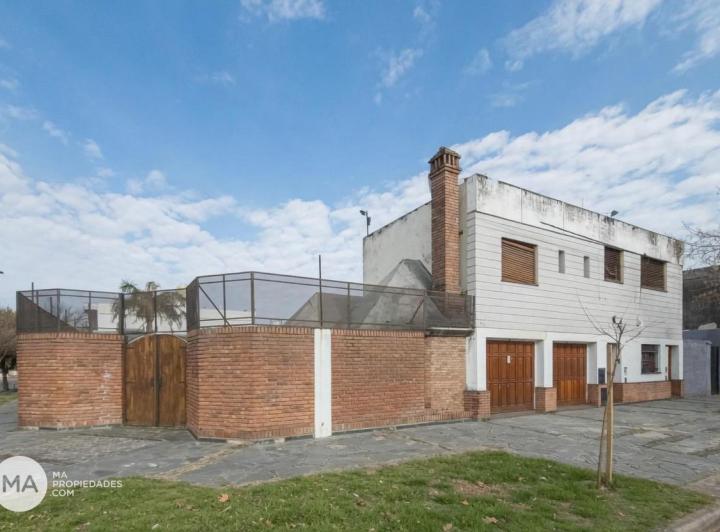 Casa · 200m² · 3 Dormitorios · 2 Cocheras