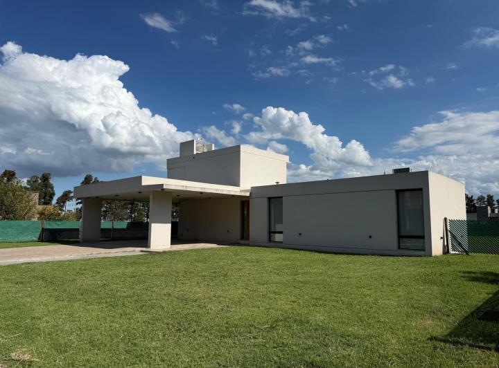 Casa · 200m² · 2 Dormitorios · 2 Cocheras