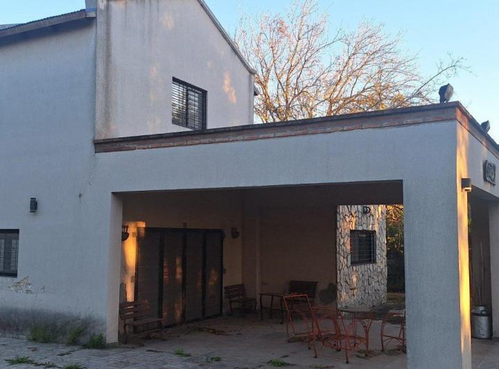 Casa · 180m² · 10 Ambientes · 3 Cocheras