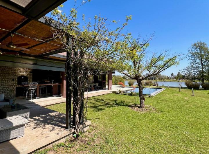 Casa · 170m² · 6 Ambientes · 2 Cocheras