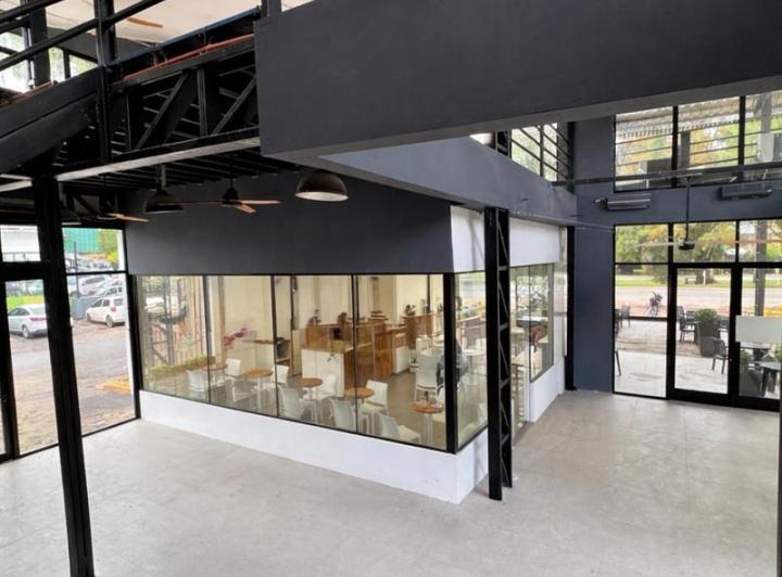 Local comercial · 200m² · 3 Ambientes · 20 Cocheras