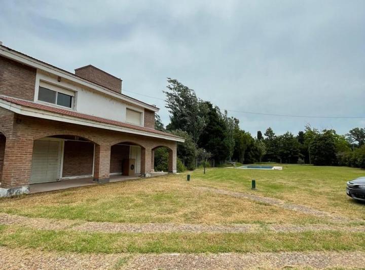 Casa · 250m² · 5 Ambientes · 3 Cocheras