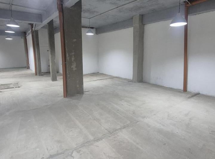 Local comercial · 175m² · 2 Ambientes · 6 Cocheras