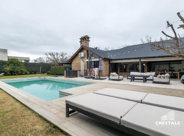 Casa · 330m² · 6 Ambientes · 2 Cocheras