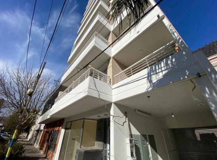 Departamento · 40m² · 4 Ambientes · 8 Cocheras