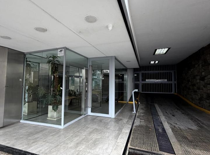 Oficina comercial · 200m² · 5 Ambientes · 2 Cocheras