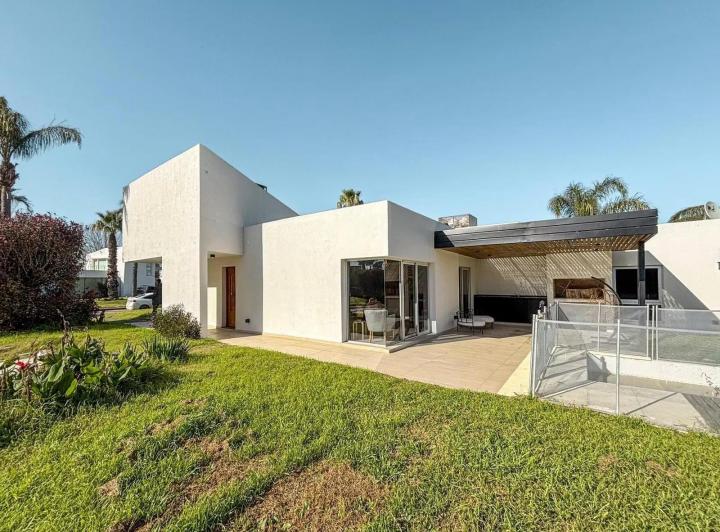 Casa · 220m² · 5 Ambientes · 1 Cochera