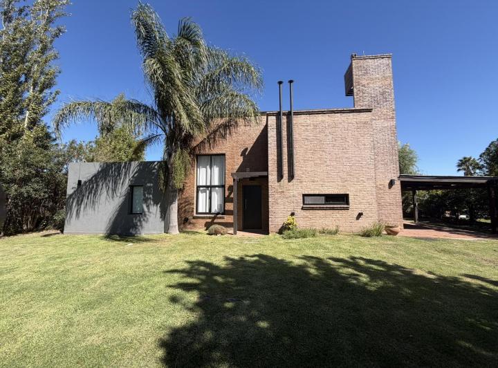 Casa · 200m² · 4 Ambientes · 2 Cocheras