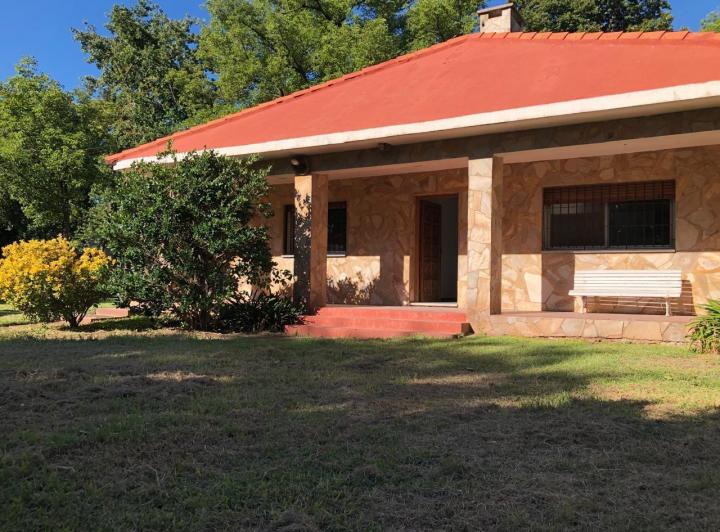 Casa · 1900m² · 5 Ambientes · 1 Cochera