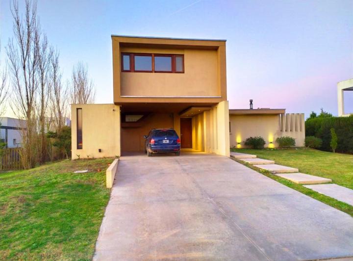 Casa · 200m² · 8 Ambientes · 2 Cocheras