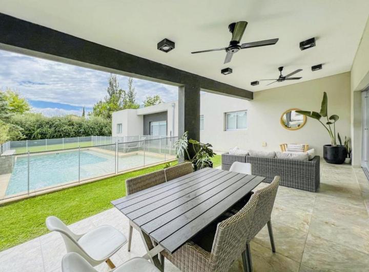 Casa · 1200m² · 4 Dormitorios