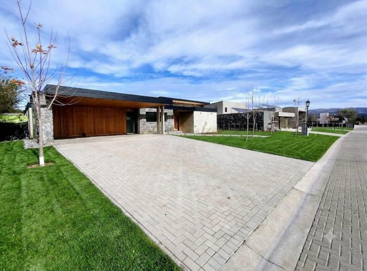 Casa · 400m² · 5 Ambientes · 3 Cocheras