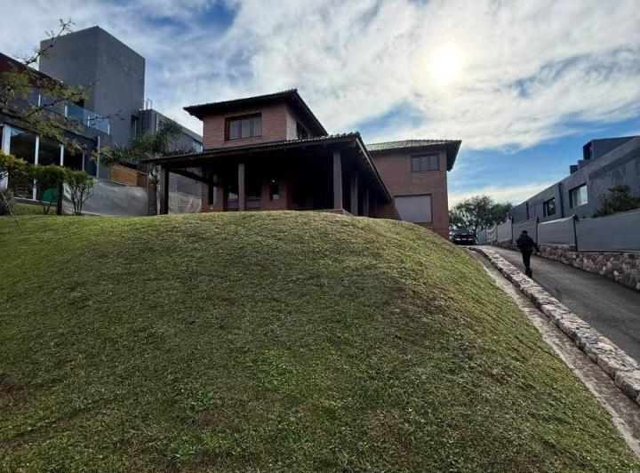 Casa · 400m² · 4 Ambientes · 3 Cocheras