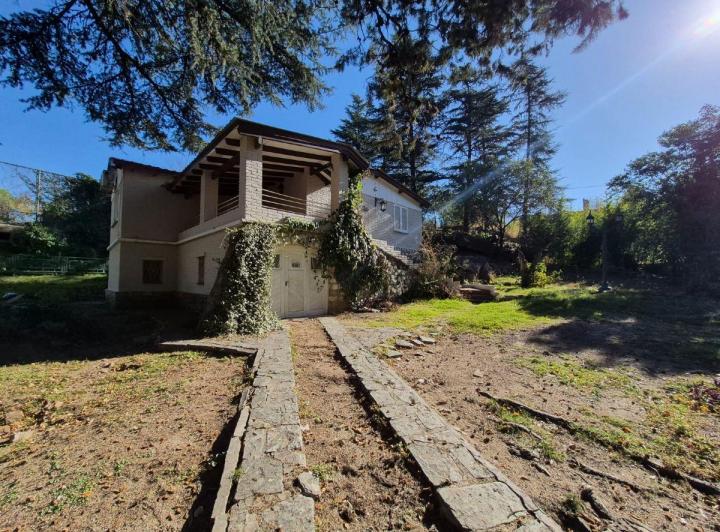 Casa · 240m² · 8 Ambientes · 1 Cochera