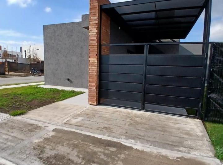 Casa · 17m² · 4 Ambientes · 2 Cocheras