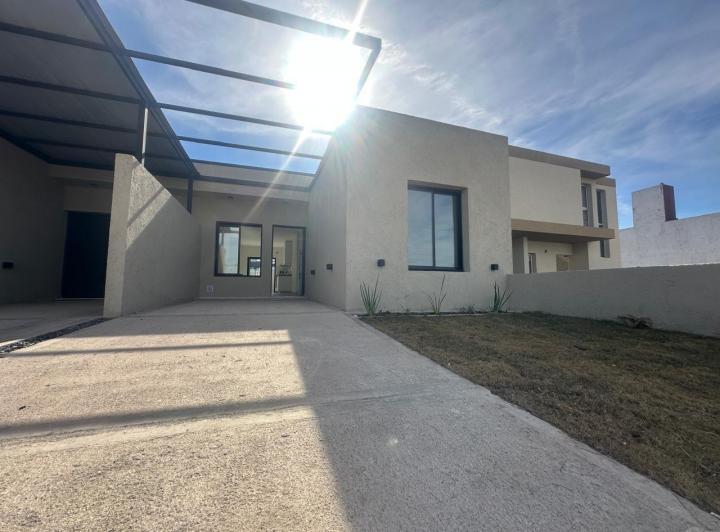 Casa · 180m² · 2 Dormitorios