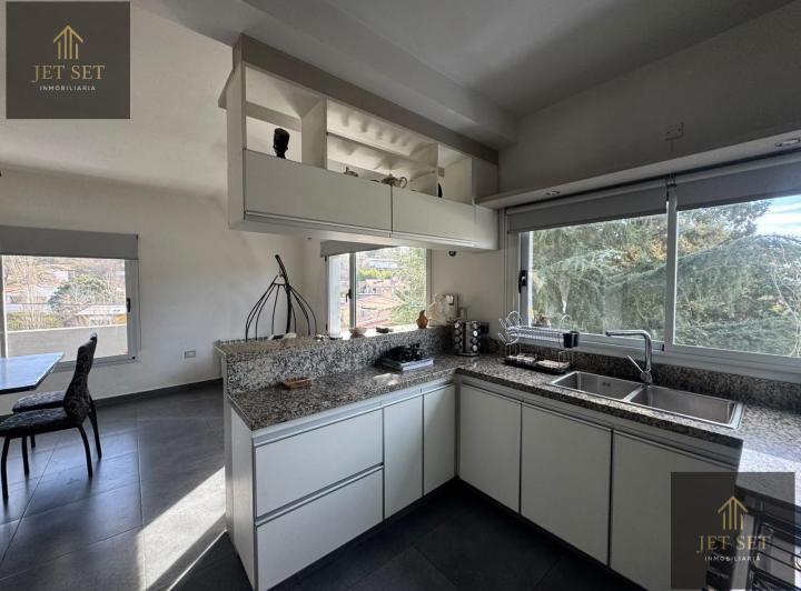 Casa · 217m² · 5 Ambientes · 3 Cocheras