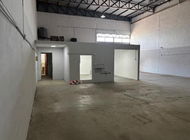 Bodega-Galpón · 240m² · 2 Ambientes