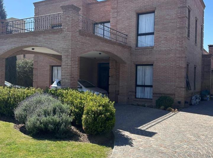 Casa · 406m² · 19 Ambientes · 2 Cocheras