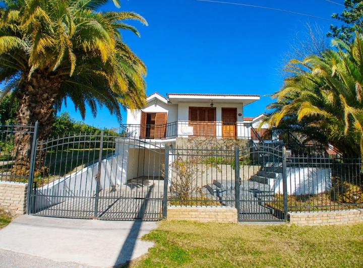 Casa · 183m² · 4 Ambientes · 1 Cochera