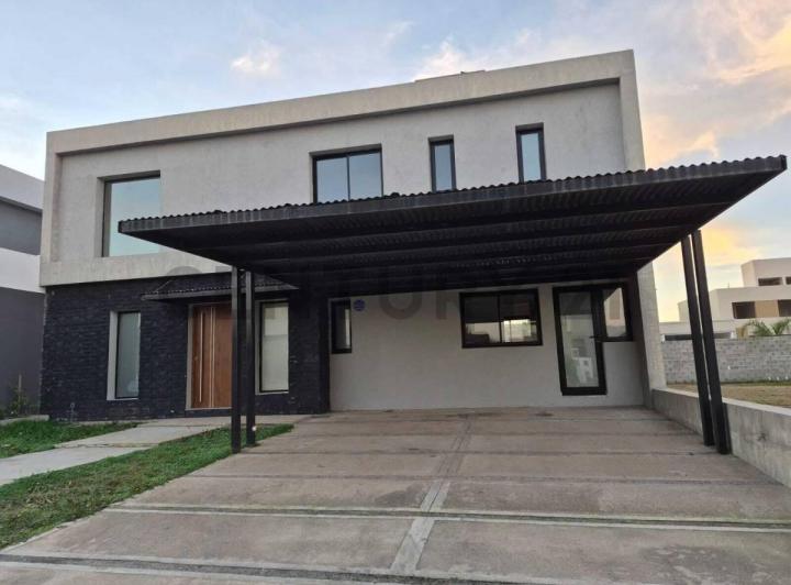 Casa · 196m² · 7 Ambientes · 2 Cocheras