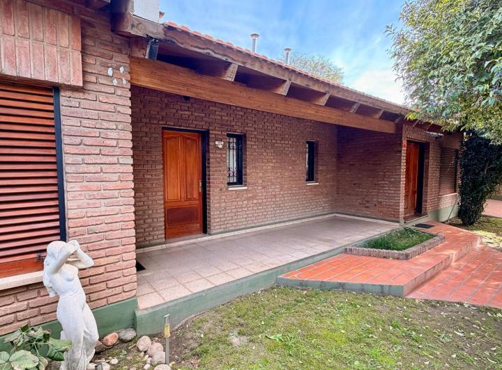 Casa · 247m² · 7 Ambientes · 4 Cocheras