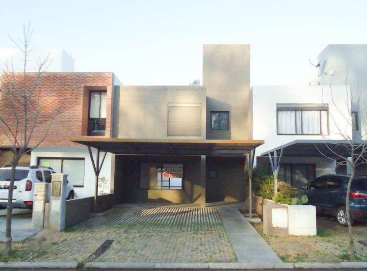 Casa · 96m² · 4 Ambientes · 2 Cocheras