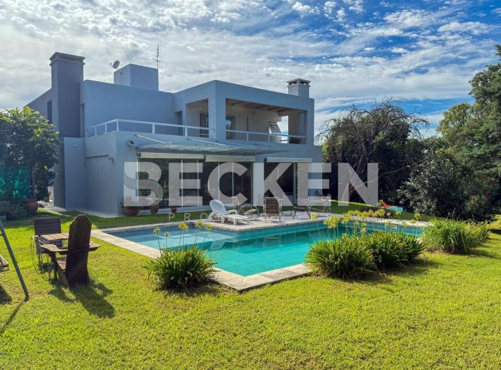 Casa · 454m² · 6 Ambientes · 2 Cocheras
