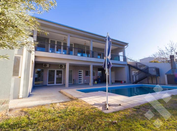 Casa · 800m² · 3 Dormitorios · 1 Cochera