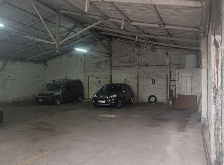Garage · 211m²
