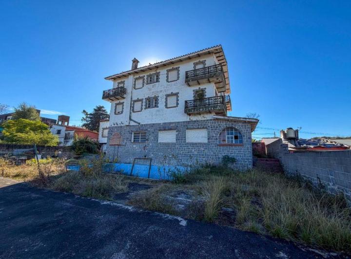Hotel · 570m² · 16 Ambientes · 6 Cocheras