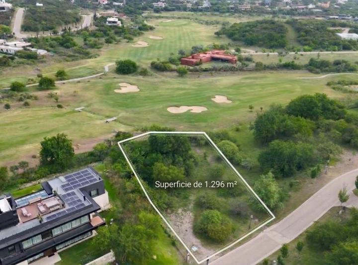 Terreno · 1296m²