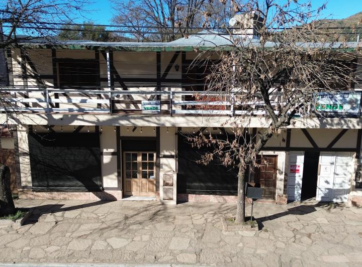Local comercial · 594m² · 8 Dormitorios · 1 Cochera
