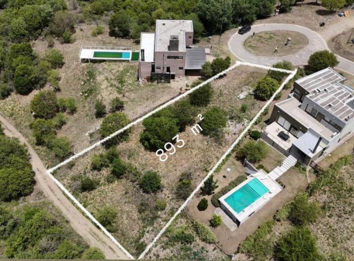 Terreno · 893m²