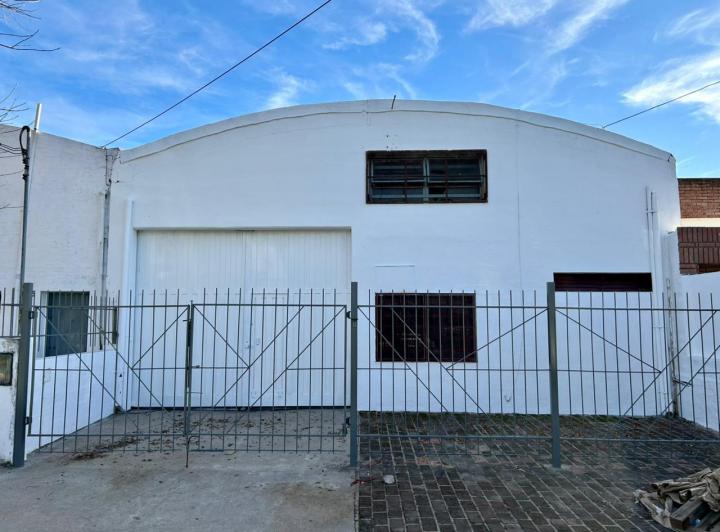 Bodega-Galpón · 220m² · 5 Ambientes