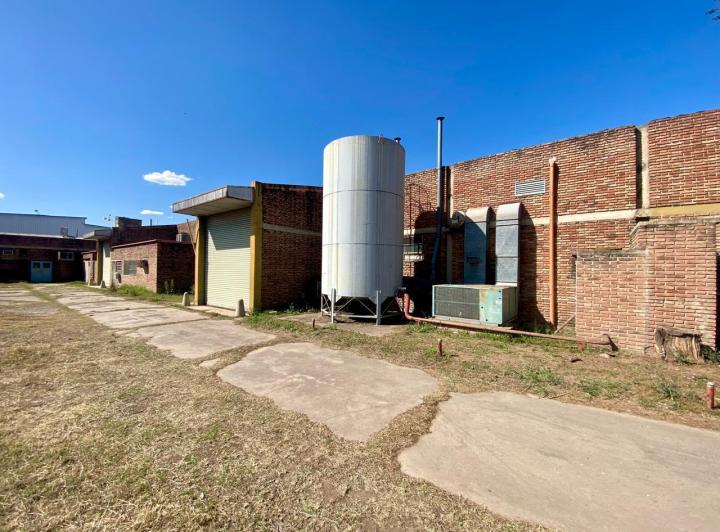 Local comercial · 3200m² · 50 Ambientes · 10 Cocheras