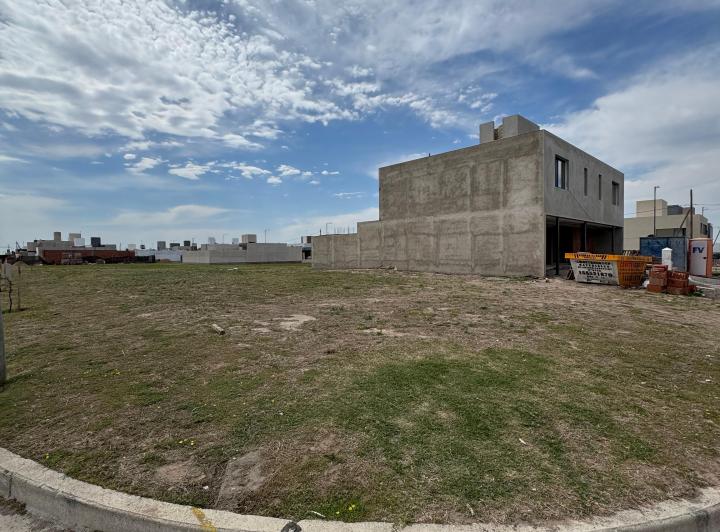 Terreno · 305m²